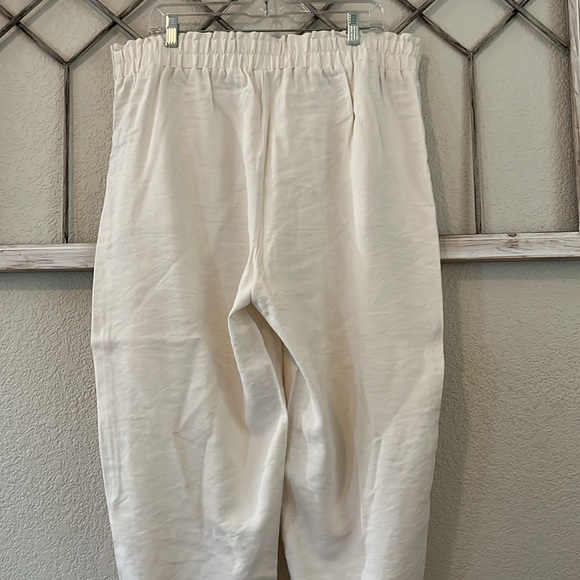 Super cute off white linen pants with large loose front pockets - Picture 3 of 4